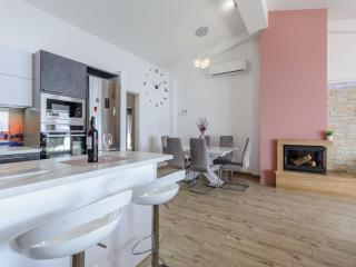 Apartments Hope Dugi Rat - Three-Bedroom Apartment with Jacuzzi and Terrace with Sea View - Dugi Rat - 1