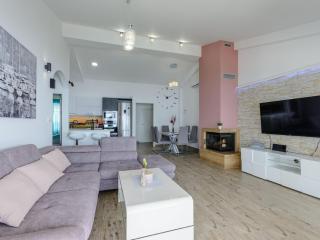 Apartments Hope Dugi Rat - Three-Bedroom Apartment with Jacuzzi and Terrace with Sea View - Dugi Rat - 5