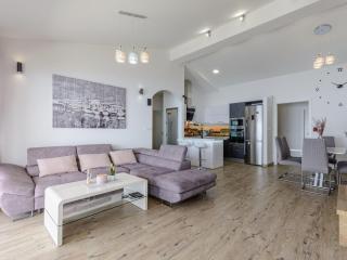 Apartments Hope Dugi Rat - Three-Bedroom Apartment with Jacuzzi and Terrace with Sea View - Dugi Rat - 6