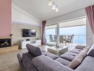 Apartments Hope Dugi Rat - Three-Bedroom Apartment with Jacuzzi and Terrace with Sea View - Dugi Rat - 2