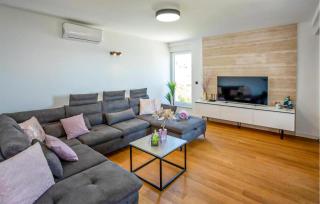 3 Bedroom Awesome Apartment In Kozino - 8