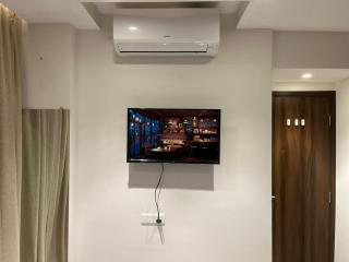 Lofty Dreams: Skyline Apartment - 5