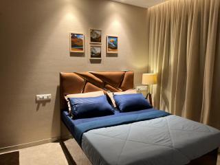 Lofty Dreams: Skyline Apartment - Bombay - 3