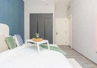 Luxurious City Retreat 2BR Apt with Stunning Views by Vibel - Dubai - 7