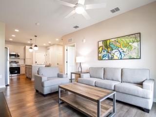 Luxurious Two-Bedroom Home in Davenport with Pool, Pets Welcome - Davenport - 1