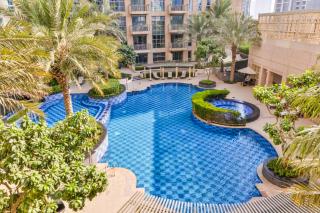Livbnb - 2B with Modern Interiors, Emaar Boulevard - Dubai - 5