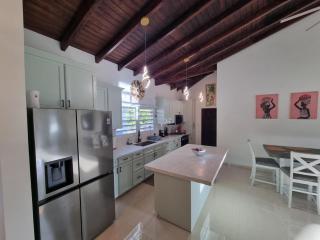 Picturesque 4 Bedroom 3 Bath Condo with Pool - Philipsburg - 9