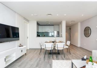 Elegant 2BR High City Views & Midtown Living by Vibel - Dubai - 9