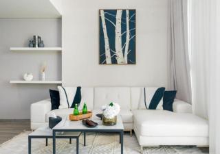 Elegant 2BR High City Views & Midtown Living by Vibel - Dubai - 4
