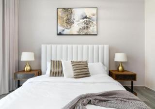Elegant 2BR High City Views & Midtown Living by Vibel - Dubai - 3