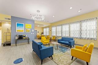 Days Inn & Suites by Wyndham DFW Airport South-Euless - Euless - 1