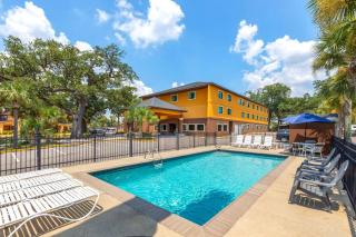 Days Inn by Wyndham Biloxi Beach - 1