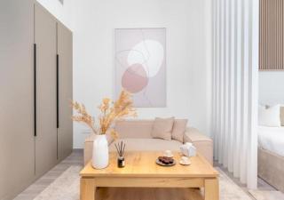 Stylish Noor 3 Studio with Poolside Views by Vibel - Dubai - 4