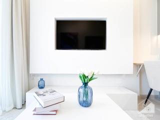 Stylish 1BR with Balcony in Azizi Riviera - Dubai - 8