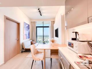 Stylish 1BR with Balcony in Azizi Riviera - Dubai - 3