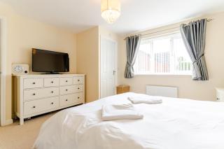 4 Bedroom Detached, Wi-Fi, Parking, stunning views - Newcastle under Lyme - 2