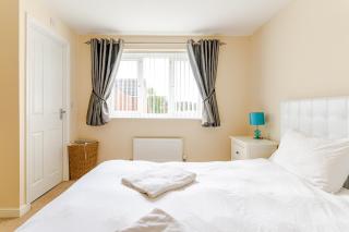 4 Bedroom Detached, Wi-Fi, Parking, stunning views - Newcastle under Lyme - 3