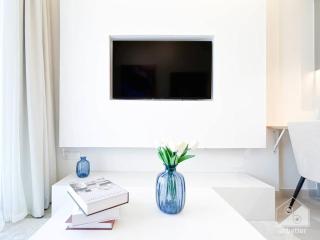 Elegant 1BR with Balcony in Azizi Riviera - 6