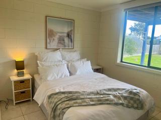 Golden 3 Bedroom Beach House - Sunset Strip - 5