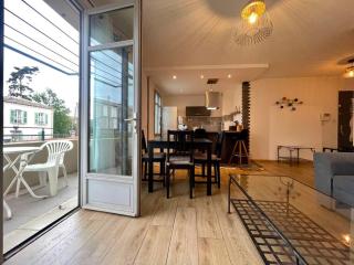 147 - Vue Cité Médiévale et Parking - 8