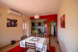 Cozy Hilltop Home with Breathtaking Views - Magoúla - 9