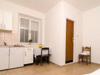 Guest House Kiko - Apartment with Balcony A5 - Pomena - 9