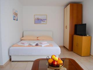 Apartment Lili- One Bedroom Apartment with Terrace ST - Splitska - 3