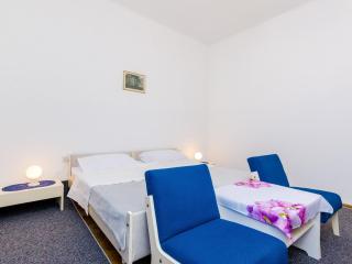 Apartment Lucy - Two Bedroom Apartment with Terrace and City View Gustin - 2
