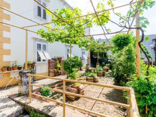 Guest House Ivana -Two Bedroom Apartment with Garden - 0