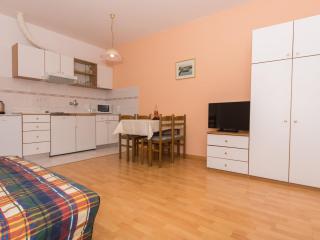 Apartments Masteli - One Bedroom Apartment with Balcony and Sea View br 2 - Trogir - 5