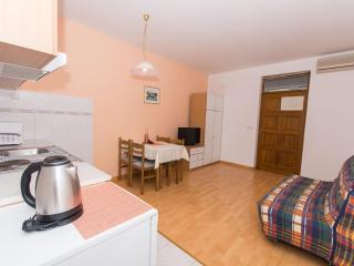 Apartments Masteli - One Bedroom Apartment with Balcony and Sea View br 2 - Trogir - 9
