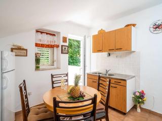 Apartments & Rooms Mara & Petrunjela - One Bedroom Apartment with Balcony and Sea View - 2