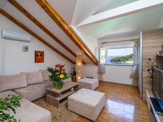 Apartments & Rooms Mara & Petrunjela - One Bedroom Apartment with Balcony and Sea View - 0