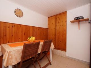 Vacation House Planika - Two Bedroom Holiday Home with Terrace and Sea View - 8