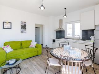 Apartments Life - One Bedroom Apartment with Balcony and Sea View - 9