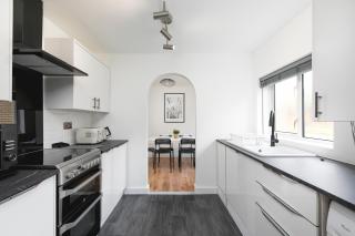 Amazing 3Bed 2Bath House with Garden, Parking, WiFi Near Stevenage Train Station - Aston End - 0