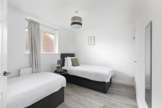 Amazing 3Bed 2Bath House with Garden, Parking, WiFi Near Stevenage Train Station - Aston End - 2