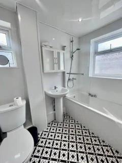 4 Bdrm 10 min walk to hospital - 1