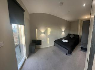 Apartment - Sleeps 4 pets allowed & free parking - 0