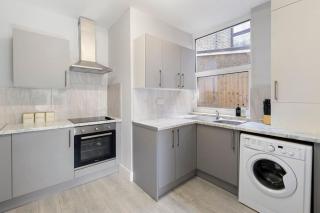 Large House next Central Romford Transport - Romford - 7