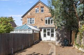 Large House next Central Romford Transport - Romford - 2