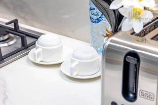 Chic 2BR with Partial Burj Khalifa View - Dubai - 8