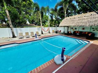 Beach and Fun Heated Pool Tiki Hut Firepit - Pompano Beach - 0