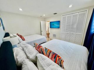 Beach and Fun Heated Pool Tiki Hut Firepit - Pompano Beach - 3