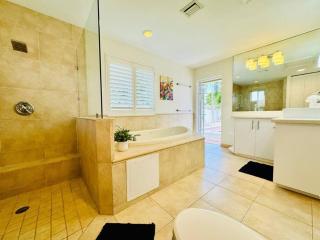 Beach and Fun Heated Pool Tiki Hut Firepit - Pompano Beach - 1