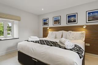 The Old School House - A Superb Newly Converted Barn with Hot Tub Sleeping 8 guests - Carmarthen - 3