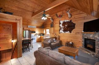 Moose Tracks Lodge Hot Tub Arcade Board Games - Pigeon Forge - 3