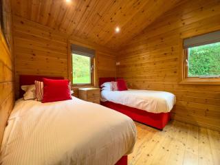 Sky Lodge, Great Ayton spacious dog friendly lodge with hot tub and on site bistro - 7