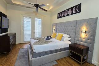 Modern Galleria Gem Private Jacuzzi 3 BR - Houston - 8