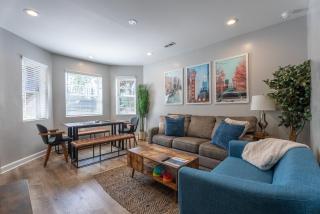 Stylish & Bright Gem Overlooks Lovely Park with Great Amenities - Chicago - 0